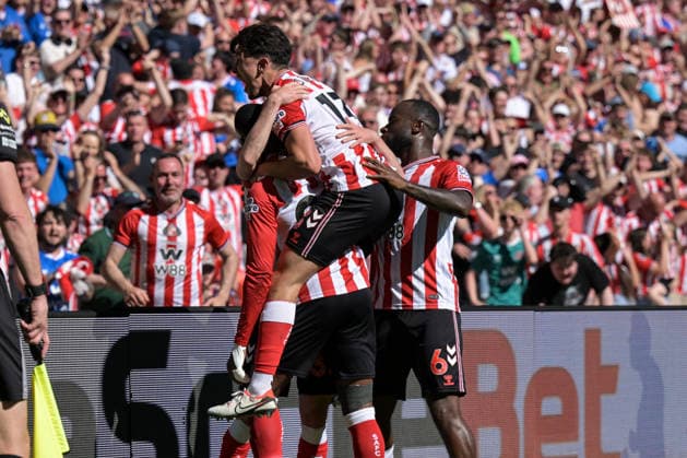 Sunderland v Chelsea - Premier League Luke O Nien of Sunderland FC celebrates Trai Hume s goal during the Premier League match between Sunderland and Chelsea at the Stadium of Light in Sunderland, United Kingdom, on May 24, 2026. Sunderland Tyne and Wear United Kingdom  Copyright: xMIxNewsx originalFilename:fletcher-sunderla260524_npe5w.jpg