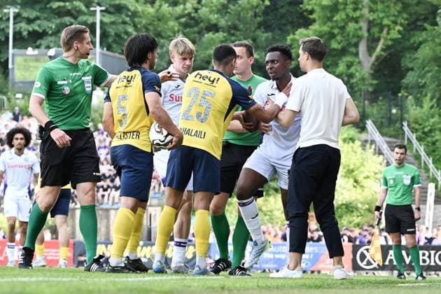 referee Lawrence Visser, Union s Kevin Mac Allister, Anderlecht s Nathan De Cat, Union s Anan Khalaili, Anderlecht s Marco Kana and Union s head coach David Hubert are pictured during a soccer match between Royale Union Saint-Gilloise and RSC Anderlecht, Sunday 24 May 2026 in Brussels, on the last day of the Champion s Play-offs of the 2025-2026 Jupiler Pro League first division of the Belgian championship. MAARTENxSTRAETEMANS  x174940868x
