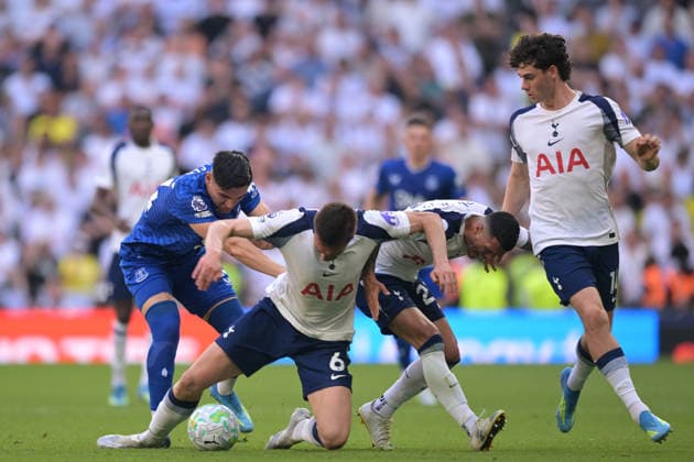 Spurs vs Everton, Premier League Tottenham Hotspur Stadium London. Joao Palhinha of Tottenham Hotspur and Pedro Porro of Tottenham Hotspur clash with Carlos Alcaraz of Everton during the Spurs vs Everton final match of the 2025 26 Premier League season London Tottenham Hotspur Stadium UK Copyright: xMartinxDaltonx Spurs_vs_Everton_240526_MD_686