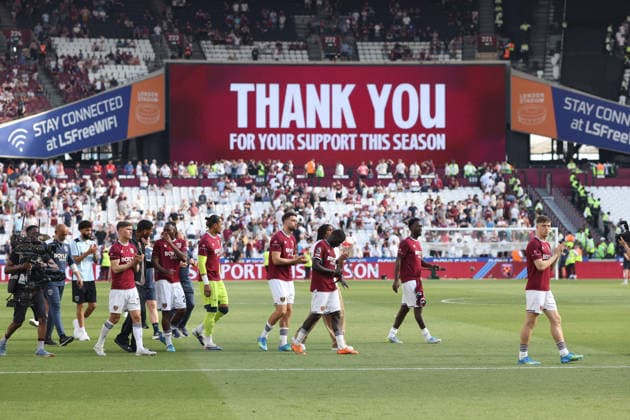 West Ham gegen Leeds 24. Mai 2026, London Premier League Fußball West Ham United gegen Leeds United Die großen Bildschirme danken den Fans für ihre Unterstützung, während die Spieler nach dem Abstieg in die Championship eine stille Ehrenrunde drehen Foto Charlotte Wilson Offside London UK  Copyright: xCharlottexWilsonx xOffsidexOffside
