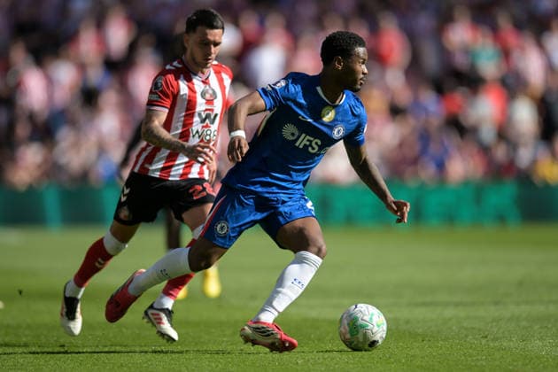 Sunderland v Chelsea - Premier League Jorrel Hato of Chelsea FC is challenged by Enzo Le Fee of Sunderland FC during the Premier League match between Sunderland and Chelsea at the Stadium Of Light in Sunderland, United Kingdom, on May 24, 2026. Sunderland Tyne and Wear United Kingdom  Copyright: xMIxNewsx originalFilename:fletcher-sunderla260524_npClP.jpg
