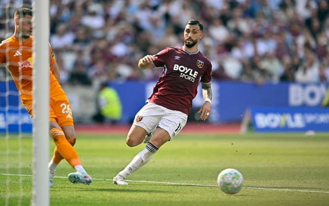 West Ham vs Leeds United, Premier League Karl Darlow (Leeds United, goalkeeper) passes out as Taty Castellanos (West Ham) tries to close him down during the West Ham vs Leeds United Premier League match at the London Stadium Stratford. Stratford The London Stadium UK Copyright: xMartinxDaltonx WestHam_vs_Leeds_240526_MD_0019
