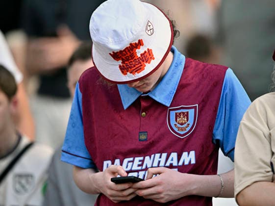 West Ham vs Leeds United, Premier League A West Ham fan checks his phone as he waits for final whistle and the result from the Spurs game during the West Ham vs Leeds United Premier League match at the London Stadium Stratford. Stratford The London Stadium UK Copyright: xMartinxDaltonx WestHam_vs_Leeds_240526_MD_0034
