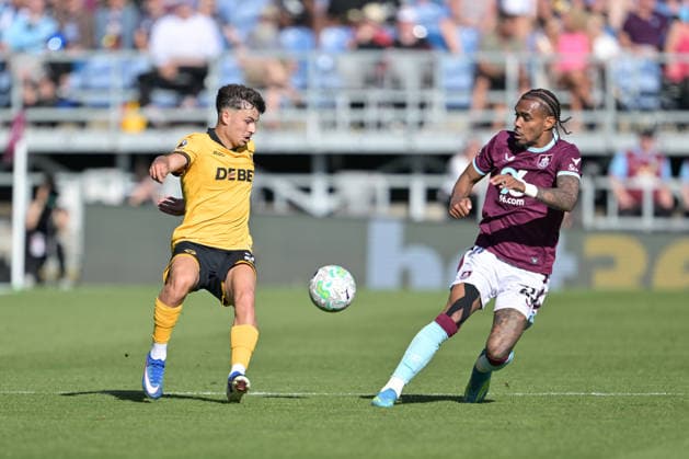 24th May 2026; Turf Moor, Burnley, Lancashire, England; Premier League Football, Burnley versus Wolverhampton Wanderers; Rodrigo Gomes of Wolverhampton Wanderers controls the ball while pressured from Lucas Pires of Burnley LeexDurkin