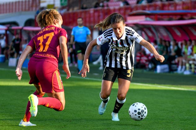 Estela Carbonell (Juventus) in action against Alayah Pilgrim (Roma) during the Women s Frecciarossa Italian Cup 2025 2026 final soccer match between Juventus and Roma at the Romeo Menti stadium in Vicenza, Italy - May 24, 2026 - - Soccer  Copyright: xEttorexGriffoni LaPressex
