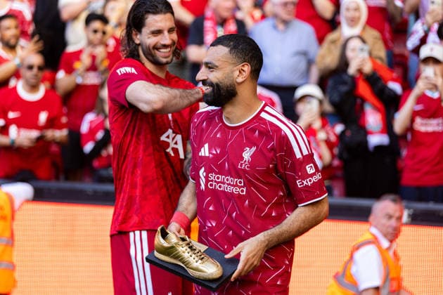 Football - FA Premier League - Liverpool FC v Brentford FC LIVERPOOL, ENGLAND - Sunday, May 24, 2026: Liverpool s Mohamed Salah receives the Golden Samba in his final match for the clu after the FA Premier League match between Liverpool FC and Brentford FC at Anfield. The game ended 1-1. (Photo by David Rawcliffe Propaganda) LIVERPOOL Anfield MERSEYSIDE ENGLAND  Copyright: xDavidxRawcliffex P2026-05-24-Liverpool_Brentford-115