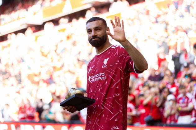 Football - FA Premier League - Liverpool FC v Brentford FC LIVERPOOL, ENGLAND - Sunday, May 24, 2026: Liverpool s Mohamed Salah receives the Golden Samba in his final match for the clu after the FA Premier League match between Liverpool FC and Brentford FC at Anfield. The game ended 1-1. (Photo by David Rawcliffe Propaganda) LIVERPOOL Anfield MERSEYSIDE ENGLAND  Copyright: xDavidxRawcliffex P2026-05-24-Liverpool_Brentford-117