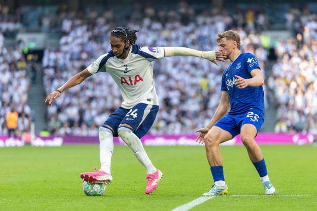 Tottenham Hotspur v Everton, Premier League Tottenham Hotspur defender Djed Spence (24) and Everton midfielder Kiernan Dewsbury-Hall (22) during the Premier League match between Tottenham Hotspur and Everton at Tottenham Hotspur Stadium, London, UK on 24 May 2026. London Tottenham Hotspur Stadium London UK Editorial use only DataCo restrictions apply See www.football-dataco.com , Copyright: xToyinxOshodix PSI-24302-0046