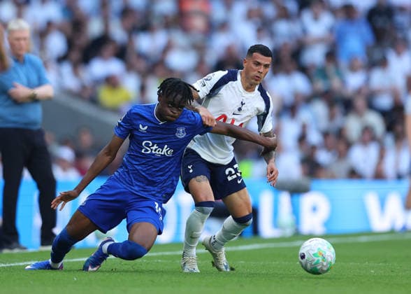 24th May 2026; Tottenham Hotspur Stadium, London, England; Premier League Football, Tottenham Hotspur versus Everton; Pedro Porro of Tottenham Hotspur under pressure from Tyrique George of Everton JPxFletcher