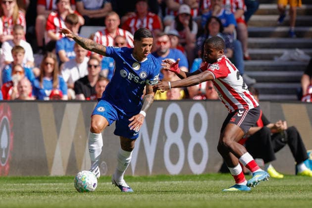 Sunderland v Chelsea, Premier League Enzo Fernandez of Chelsea battles with Noah Sadiki of Sunderland during the Sunderland v Chelsea Premier League match at the Stadium of Light, Sunderland, England on 24 May 2026 Credit: Craig Cowan Every Second Media Editorial use only. All images are copyright Every Second Media Limited. No images may be reproduced without prior permission. All rights reserved. Premier League and Football League images are subject to licensing agreements with Football DataCo Limited. see https: www.football-dataco.com Copyright: xIMAGO EveryxSecondxMediax ESM-2012-0114 CraigxCowanx xEveryxSecondxMediax