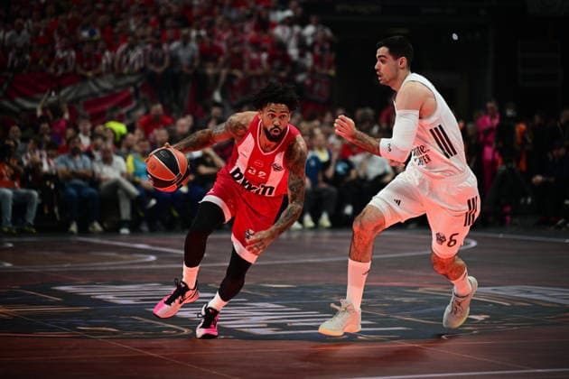 Sport Bilder des Tages Olympiacos Piraeus v Real Madrid Euroleague Final Four Tyler Dorsey of Olympiacos brings the ball foward against Alberto Abalde of Real Madrid during the Euroleague match, Final Four, Final game between Olympiacos Piraeus v Real Madrid played at ATHENS Telekom Center Athens Stadium on May 24nd 2026 in Athens Greece Athens Greece Basketball *** Olympiacos Piraeus v Real Madrid Euroleague Final Four Tyler Dorsey of Olympiacos brings the ball foward against Alberto Abalde of Real Madrid during the Euroleague match, Final Four, Final game between Olympiacos Piraeus v Real Madrid played at ATHENS Telekom Center Athens Stadium on May 24nd 2026 in Athens Greece Athens Greece Basketball Copyright: xAgenciaxLOFx