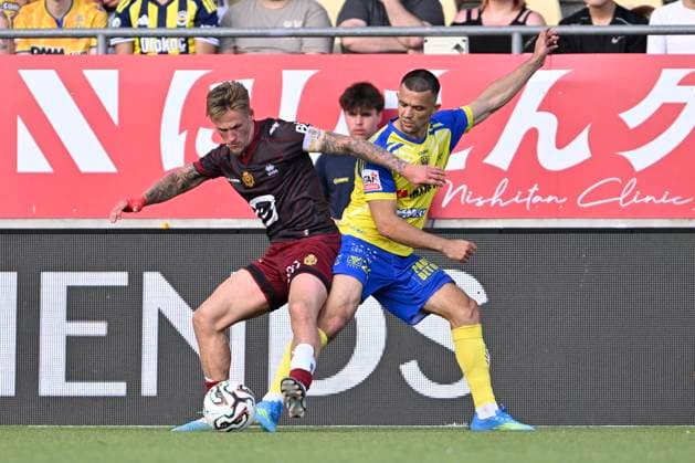 Sint-Truidense VV v KV Mechelen - Jupiler Pro League Champions Play-Off SINT-TRUIDEN, BELGIUM - MAY 24 : Hammar Fredrik midfielder of KV Mechelen and Musliu Visar defender of Sint-Truidense VV during the Jupiler Pro League Champions Play-Off match between Sint-Truidense VV and KV Mechelen on May 24, 2026 in Sint-Truiden, Belgium, 24 05 2026 Sint-Truiden Belgium  Copyright: xDhax