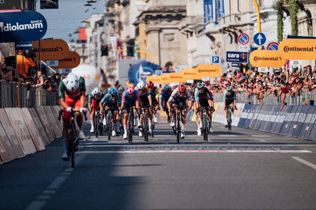 2026 Giro d Italia Stage 15 Picture by Zac Williams SWpix.com - 24 05 2026 - Cycling - 2026 Giro d Italia - Stage 15 - Vogherato Milan - The sprinters finish. Copyright: x xSWpix.comx(t axPhotographyxHubxLtd)xZacxWilliams SWpix.comx SWP-2645