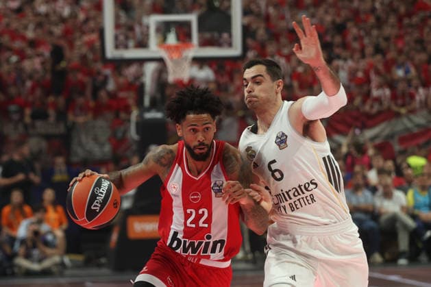 Olympiacos Piraeus v Real Madrid - EuroLeague Final ATHENS, GREECE - MAY 24: Tyler Dorsey (22) of Olympiacos Piraeus in action against Alberto Abalde (6) of Real Madrid during the men s EuroLeague final basketball match between Olympiacos Piraeus and Real Madrid at the Telekom Center in Athens, Greece, on May 24, 2026. Ayhan Mehmet Anadolu Athens Greece. Editorial use only. Please get in touch for any other usage.  Copyright: x2026xAnadoluxAyhanxMehmetx