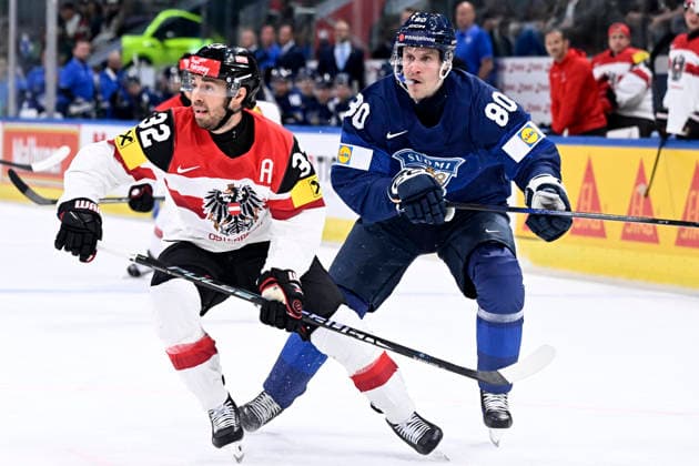 LKS 20260524 Saku Mäenalanen (R) of Finland vies the puck with Bernd Wolf of Austria during the 2026 IIHF Ice hockey, Eishockey World Championships preliminary round group A match between Finland and Austria in Zurich on May 24, 2026. - RONI REKOMAA Zürich Switzerland 6oFACOXT3to  Copyright: xRonixRekomaax 6oFACOXT3to