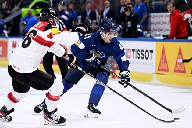LKS 20260524 Ville Heinola (R) of Finland vies the puck with Dominic Zwerger of Austria during the 2026 IIHF Ice hockey, Eishockey World Championships preliminary round group A match between Finland and Austria in Zurich on May 24, 2026. - RONI REKOMAA Zürich Switzerland dJLbn0lgMus  Copyright: xRonixRekomaax dJLbn0lgMus