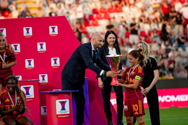 Gianpiero Strisciuglio gives medals to Roma players at the end of the Women s Frecciarossa Italian Cup 2025 2026 final soccer match between Juventus and Roma at the Romeo Menti stadium in Vicenza, Italy - May 24, 2026 - - Soccer  Copyright: xEttorexGriffoni LaPressex