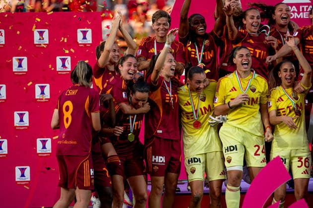 Roma players happiness on the podium after winning the Cup at the end of the Women s Frecciarossa Italian Cup 2025 2026 final soccer match between Juventus and Roma at the Romeo Menti stadium in Vicenza, Italy - May 24, 2026 - - Soccer  Copyright: xEttorexGriffoni LaPressex