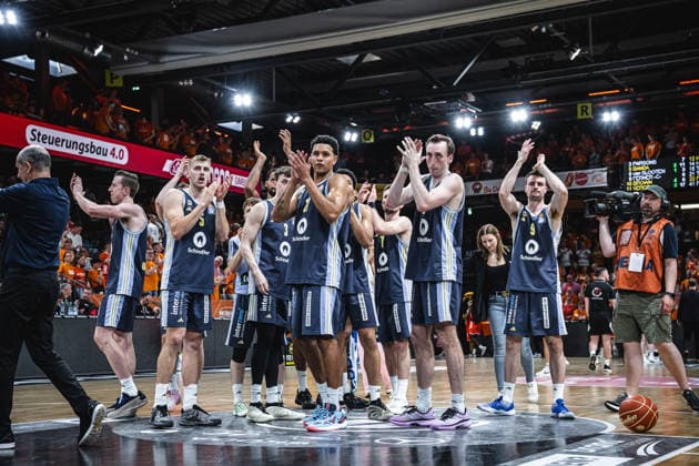 1 Basketball Bundesliga, easyCredit BBL, Season 2025 2026, Men, Playoffs, Quarterfinals, Game 4, 24 05 2026, RASTA Vechta ALBA Berlin The ALBA Berlin team after the game Vechta RASTA Dome Lower Saxony Germany
