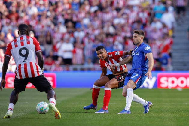 Sunderland v Chelsea, Premier League Pedro Neto of Chelsea battles with Reinildo Mandava of Sunderland during the Sunderland v Chelsea Premier League match at the Stadium of Light, Sunderland, England on 24 May 2026 Credit: Craig Cowan Every Second Media Editorial use only. All images are copyright Every Second Media Limited. No images may be reproduced without prior permission. All rights reserved. Premier League and Football League images are subject to licensing agreements with Football DataCo Limited. see https: www.football-dataco.com Copyright: xIMAGO EveryxSecondxMediax ESM-2012-0143 CraigxCowanx xEveryxSecondxMediax