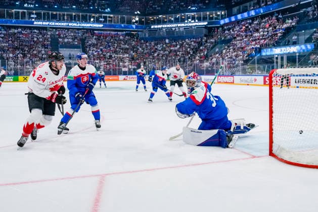 FRIBOURG, SWITZERLAND MAY 24 Dylan Cozens of Canada L scores against goalkeeper Samuel Hlavaj of Slovakia R during the 2026 IIHF Ice Hockey World Championship Switzerland game between Slovakia and Canada at BCF Arena on May 24, 2026 in Fribourg, Fribourg Fribourg BCF Arena Fribourg Switzerland Copyright: xJustPictures.ch JarixPestelaccix jp-en-EuSpIm-JP6_JAR_Slovakia_Canada_24May2026_00062