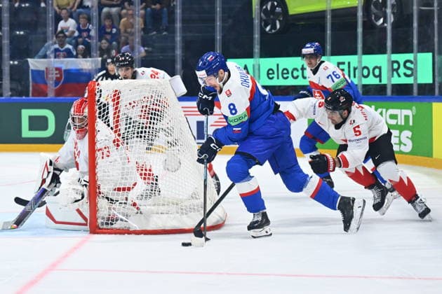 L-R Goalkeeper Jet Greaves (CAN), Oliver Okuliar (SVK) and Denton Mateychuk (CAN) in action during to the group B match of the World Ice hockey, Eishockey Championship, Slovakia - Canada, Fribourg, Switzerland, on May 24, 2026. (CTKxPhoto RadekxPetrasek) CTKPhotoP2026052406430  CTKPhotoP2026052406430