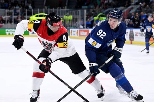 LKS 20260524 Lenni Hämeenaho (R) of Finland vies the puck with Ramon Schnetzer of Austria during the 2026 IIHF Ice hockey, Eishockey World Championships preliminary round group A match between Finland and Austria in Zurich on May 24, 2026. - RONI REKOMAA Zürich Switzerland dBxMUisJvCg  Copyright: xRonixRekomaax dBxMUisJvCg