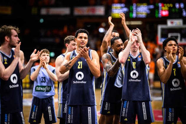 24 05 2026, Rasta Dome, Vechta Basketball, easyCredit Bundesliga, Playoffs quarterfinals, Rasta Vechta vs ALBA Berlin cheers Berlin after victory Michael Rataj 21 Berlin , Moses Wood 11 Berlin , Jack Kayil 7 Berlin