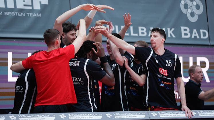 In the picture The bench players of the Wuerzburg Baskets before the kick-off 24 05 2026, Basketball, Fitness First Wuerzburg Baskets vs Telekom Baskets Bonn, easyCredit BBL Playoffs, 4 Quarterfinals, Germany, 97072, tectake Arena Wuerzburg, Copyright: HMBxMedia xJulienxBecker