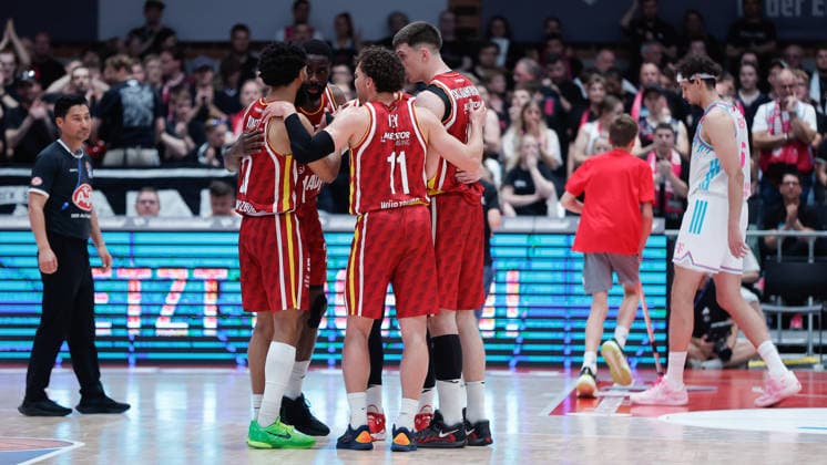 In the picture The players of the Wuerzburg Baskets discuss 24 05 2026, Basketball, Fitness First Wuerzburg Baskets vs Telekom Baskets Bonn, easyCredit BBL Playoffs, 4 Quarterfinals, Germany, 97072, tectake Arena Wuerzburg, Copyright: HMBxMedia xJulienxBecker