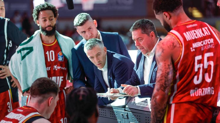 In the picture Head Coach Sasa Filipovski Wuerzburg Baskets discusses the next moves during a timeout 24 05 2026, Basketball, Fitness First Wuerzburg Baskets vs Telekom Baskets Bonn, easyCredit BBL Playoffs, 4 Quarterfinals, Germany, 97072, tectake Arena Wuerzburg, Copyright: HMBxMedia xJulienxBecker