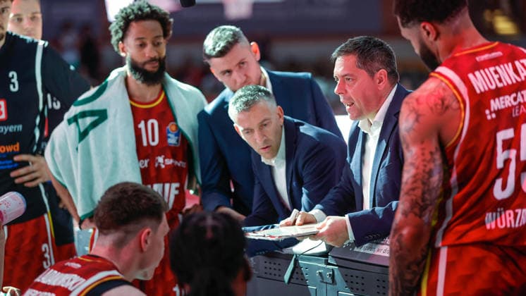In the picture Head Coach Sasa Filipovski Wuerzburg Baskets discusses the next moves during a timeout 24 05 2026, Basketball, Fitness First Wuerzburg Baskets vs Telekom Baskets Bonn, easyCredit BBL Playoffs, 4 Quarterfinals, Germany, 97072, tectake Arena Wuerzburg, Copyright: HMBxMedia xJulienxBecker