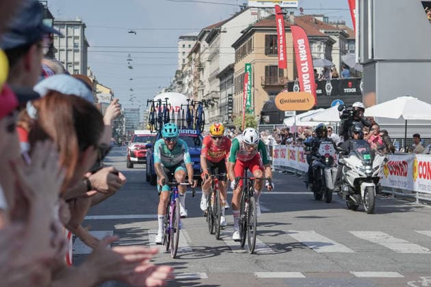 Giro D Italia 2026, Stage 15 Voghera Milan Cyclists compete in stage 15 of the Giro d Italia 2026 from Voghera to Milan, Italy, on May 24, 2026. MILAN Italy  Copyright: xEmanuelexRobertoxDexCarlix originalFilename:decarli-notitle260524_npbI8.jpg
