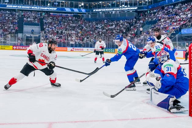 FRIBOURG, SWITZERLAND MAY 24 goalkeeper Samuel Hlavaj of Slovakia R saves on Ryan O™reilly of Canada L during the 2026 IIHF Ice Hockey World Championship Switzerland game between Slovakia and Canada at BCF Arena on May 24, 2026 in Fribourg, Fribourg Fribourg BCF Arena Fribourg Switzerland Copyright: xJustPictures.ch JarixPestelaccix jp-en-EuSpIm-JP6_JAR_Slovakia_Canada_24May2026_00021