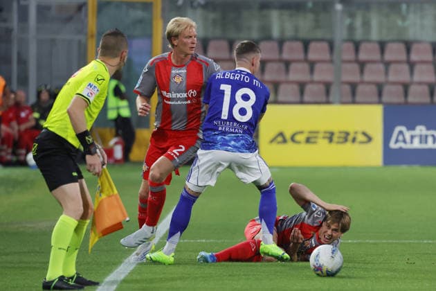 Cremonese s Alessio Zerbin and ComoÕs Alberto Moreno during the Serie A soccer match between Cremonese and Como at the Giovanni Zini Stadium in Cremona Italy - Sunday, 24 may 2026. - Soccer .  Copyright: xAlbertoxMariani LaPressex