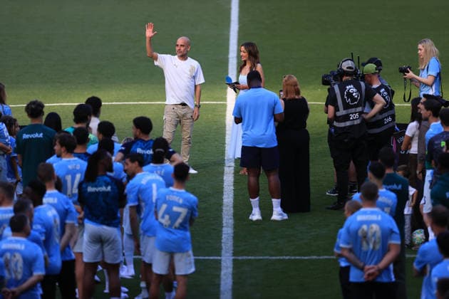 Fußball Premier League Manchester City gegen Aston Villa 24. Mai 2026 Premier League Manchester City gegen Aston Villa Manchester City Manager Pep Guardiola winkt der Menge zu, als er nach dem Spiel von Moderatorin Natalie Pike interviewt wird Foto Simon Stacpoole Abseits Manchester UK  Copyright: xSimonxStacpoolexOffside