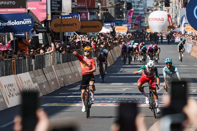 IPA85044698 - Milan, The arrival of Stage 15 of the Giro D Italia 2026 from Voghera to Milan through the streets of the city center. Pictured: Fredrik Dversnes Lavik, Mirco Maestri, Martin Marcellusi  Copyright: xAlessandroxBremecx xx 0857453087st