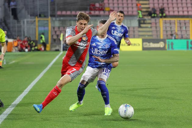 Cremonese s Alessio Zerbin and ComoÕs Alberto Moreno during the Serie A soccer match between Cremonese and Como at the Giovanni Zini Stadium in Cremona Italy - Sunday, 24 may 2026. - Soccer .  Copyright: xAlbertoxMariani LaPressex