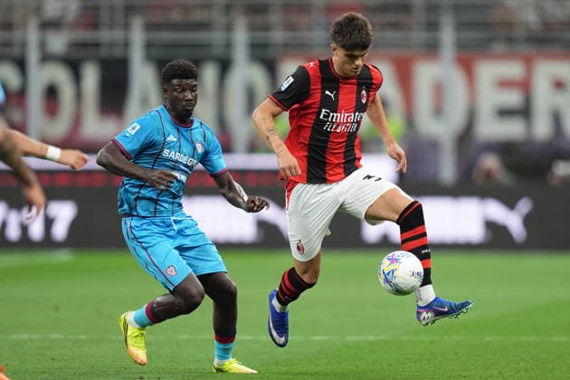 AC Milan s Davide Bartesaghi fights for the ball with Cagliari s Michel Adopo during the Serie A soccer match between Milan and Cagliari at the San Siro Stadium in Milan , north Italy - Saturday , May 24 , 2026. - Soccer .  Copyright: xSpada LaPressex