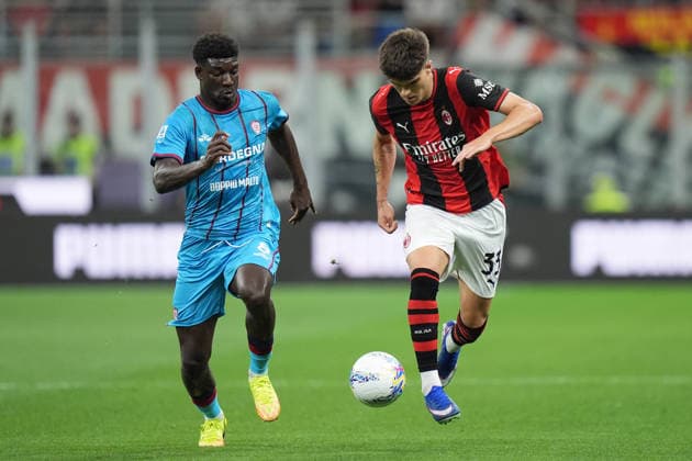 AC Milan s Davide Bartesaghi fights for the ball with Cagliari s Michel Adopo during the Serie A soccer match between Milan and Cagliari at the San Siro Stadium in Milan , north Italy - Saturday , May 24 , 2026. - Soccer .  Copyright: xSpada LaPressex