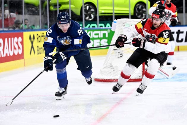 LKS 20260524 Lenni Hämeenaho (L) of Finland vies the puck with David Maier of Austria during the 2026 IIHF Ice hockey, Eishockey World Championships preliminary round group A match between Finland and Austria in Zurich on May 24, 2026. - RONI REKOMAA Zürich Switzerland xBjw2H0oeZA  Copyright: xRonixRekomaax xBjw2H0oeZA