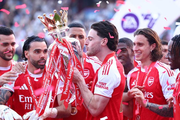 Sport Bilder des Tages London, England, 24th May 2026. Declan Rice of Arsenal celebrates with the trophy after the Crystal Palace vs Arsenal Premier League match at Selhurst Park, London. Picture credit should read: Paul Terry Sportimage EDITORIAL USE ONLY. No use with unauthorised audio, video, data, fixture lists, club league logos or live services. Online in-match use limited to 120 images, no video emulation. No use in betting, games or single club league player publications. SPI_094_PT_Palace_Arsenal SPI-4818-0095