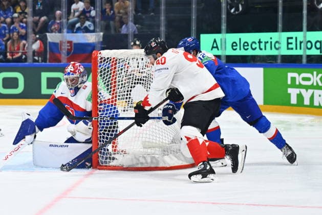 L-R Goalkeeper Samuel Hlavaj (SVK) and Ryan O Reilly (CAN) in action during to the group B match of the World Ice hockey, Eishockey Championship, Slovakia - Canada, Fribourg, Switzerland, on May 24, 2026. (CTKxPhoto RadekxPetrasek) CTKPhotoP2026052406699  CTKPhotoP2026052406699