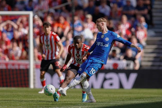 Sunderland v Chelsea, Premier League Cole Palmer of Chelsea is closed down by Noah Sadiki of Sunderland during the Sunderland v Chelsea Premier League match at the Stadium of Light, Sunderland, England on 24 May 2026 Credit: Craig Cowan Every Second Media Editorial use only. All images are copyright Every Second Media Limited. No images may be reproduced without prior permission. All rights reserved. Premier League and Football League images are subject to licensing agreements with Football DataCo Limited. see https: www.football-dataco.com Copyright: xIMAGO EveryxSecondxMediax ESM-2012-0157 CraigxCowanx xEveryxSecondxMediax