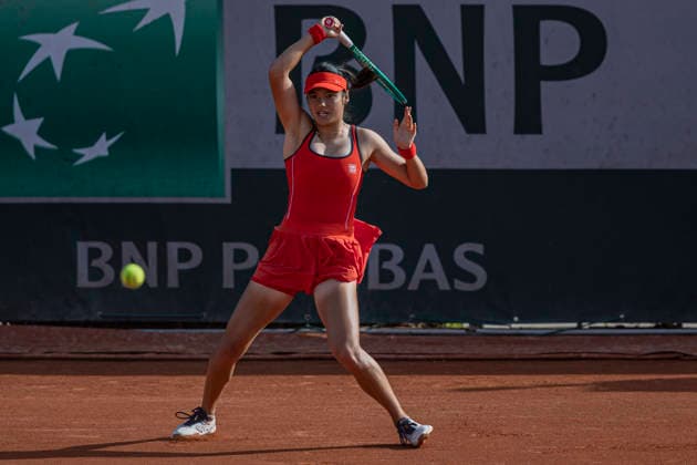 2026 French Open - Day One Emma Raducanu returns the ball against Solana Sierra during the Roland Garros Grand Slam Tournament on May 24, 2026, in Paris, France. Paris France  Copyright: xRobertxSzaniszlox originalFilename:szaniszlo-notitle260524_np5af.jpg