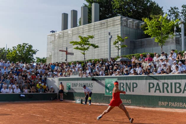 2026 French Open - Day One Emma Raducanu returns the ball against Solana Sierra during the Roland Garros Grand Slam Tournament on May 24, 2026, in Paris, France. Paris France  Copyright: xRobertxSzaniszlox originalFilename:szaniszlo-notitle260524_npfXR.jpg