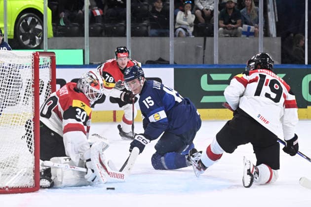 LKS 20260524 Anton Lundell of Finland try to score against goalkeeper David Kickert of Austria during the 2026 IIHF Ice hockey, Eishockey World Championships preliminary round group A match between Finland and Austria in Zurich on May 24, 2026. - RONI REKOMAA Zürich Switzerland 8dGezsSoZ74  Copyright: xRonixRekomaax 8dGezsSoZ74