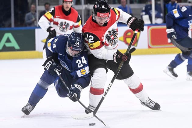 LKS 20260524 Hannes Björninen (L) of Finland vies with David Maier of Austria during the 2026 IIHF Ice hockey, Eishockey World Championships preliminary round group A match between Finland and Austria in Zurich on May 24, 2026. - RONI REKOMAA Zürich Switzerland ihaJfaWQ9-4  Copyright: xRonixRekomaax ihaJfaWQ9-4