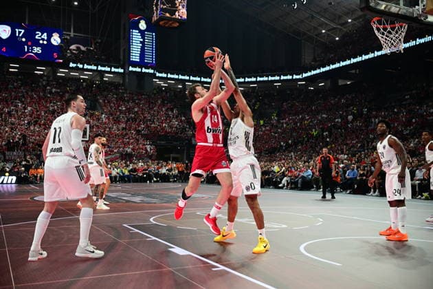 Olympiacos Piraeus v Real Madrid Euroleague Final Four Trey Lyles of Real Madrid blocks to Sasha Vezenkov of Olympiacos during the Euroleague match, Final Four, Final game between Olympiacos Piraeus v Real Madrid played at ATHENS Telekom Center Athens Stadium on May 24nd 2026 in Athens Greece Athens Greece Basketball Copyright: xAgenciaxLOFx