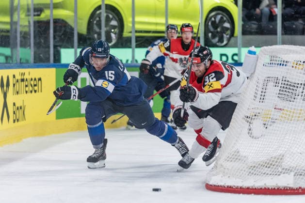 24 05 2026, Zurich, Swiss Life Arena, Ice Hockey World Championships Finland Austria, 15 Anton Lundell Finland , 32 Bernd Wolf Austria Zurich Swiss Life Arena Zurich Switzerland Copyright: xJustPictures.ch StefanxEmchx jp-de-StEm-DSC0125620260524